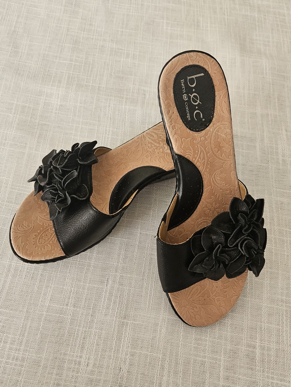 ​b.ø.c. Born Concept Women's Black Leather Floral Slide Sandals Wedges Size 10 - Picture 2 of 16